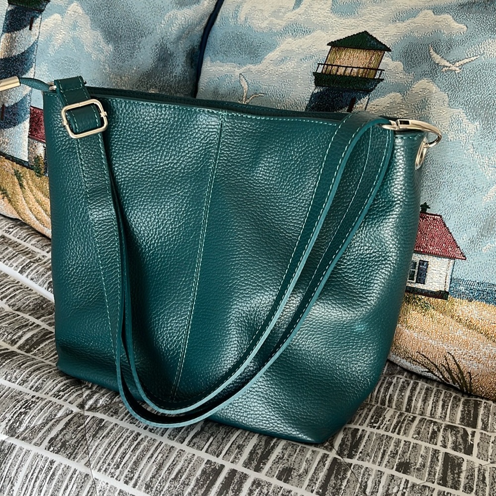 Borse In Pelle pebble leather adjustable shoulder strap bag.